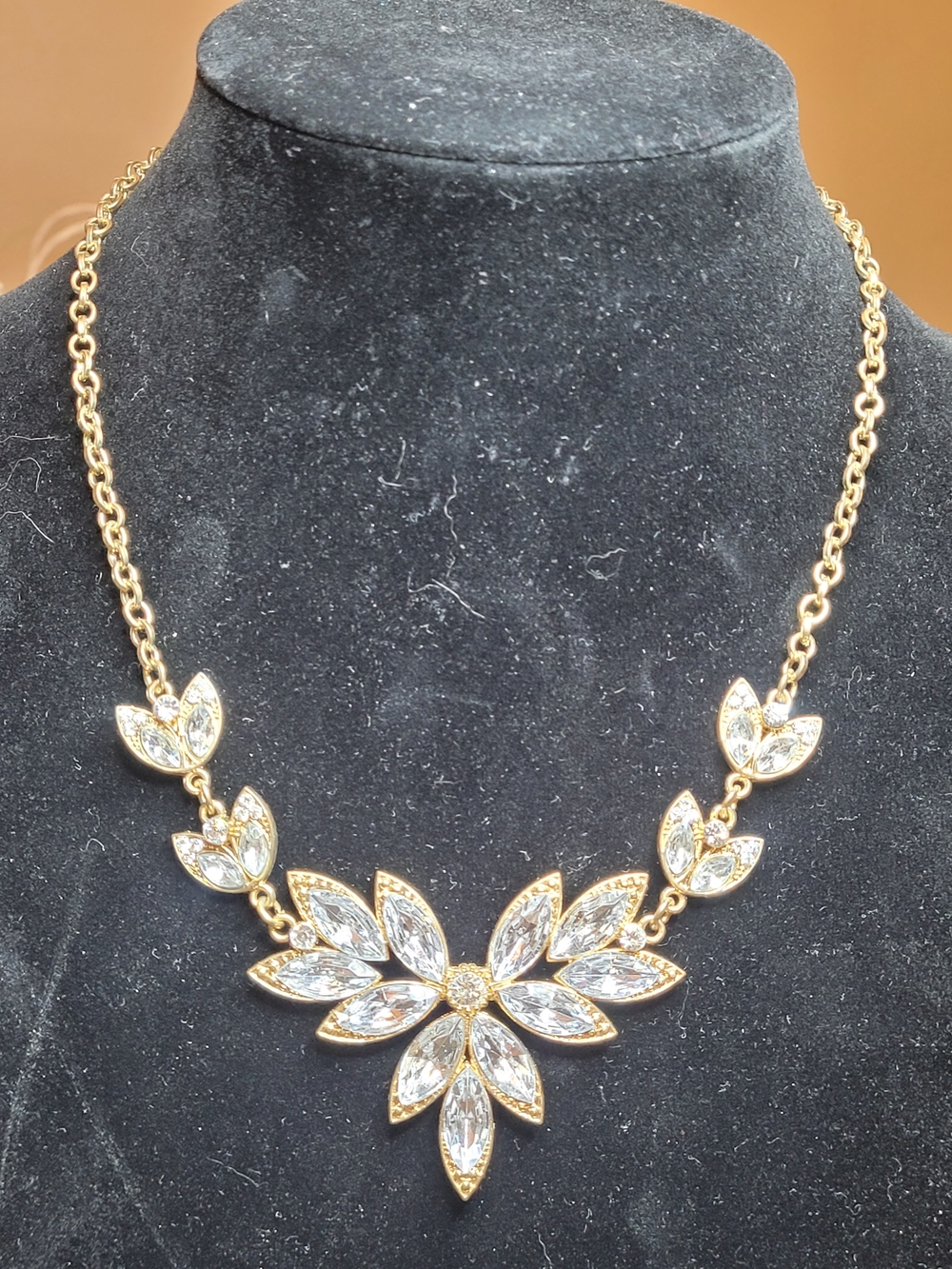 Vintage Gold Tone Floral Crystal Statement Necklace - Elegant Women Jewelry EUC